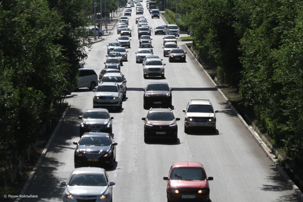 Автокөліктерді заңсыз есепке қойған азамат Ресейге қашып кеткен дорога машины Абая лето 1 1024x683 1