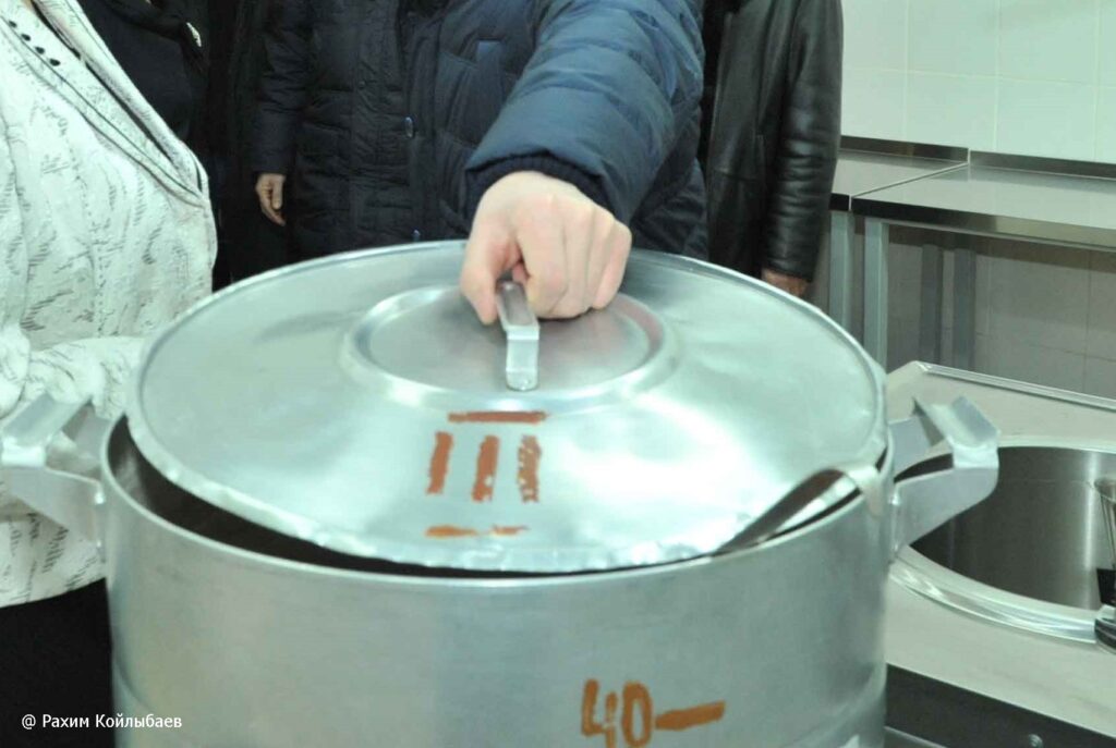 «Дау мен қысымды доғару»: мектеп асханаларын тексеру жайында кастрюля рука 1024x687 1