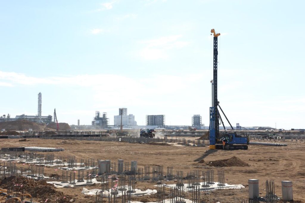 Атыраудағы зауыт құрылысында 15 мыңнан астам адам еңбек ететін болады минэнерго завод стройка октябрь 1024x683 1