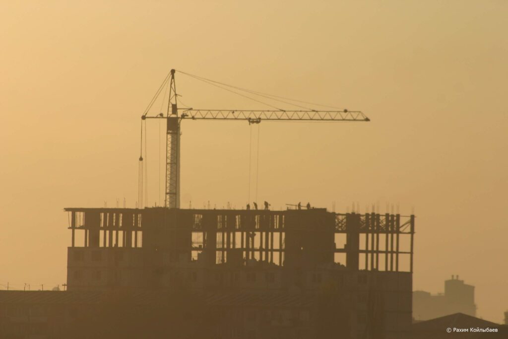 «Наурыз» ипотекалық бағдарламасы — тұрғын үй сатып алуға 30 миллион теңгеге дейін несие стройка черно белая кран 1 1024x683 1