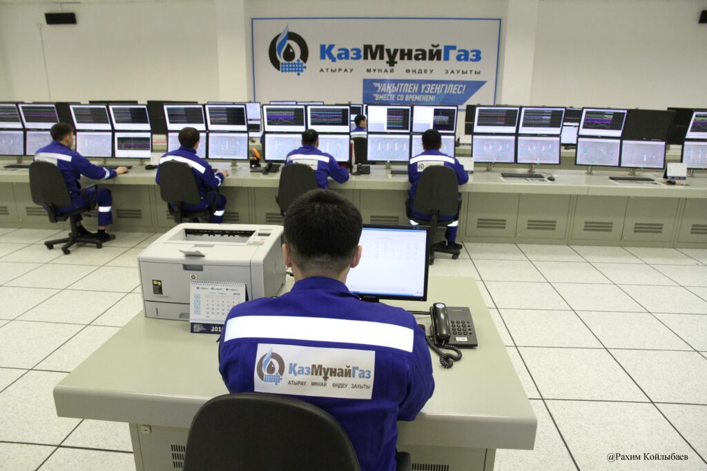 АТЫРАУ МҰНАЙ ӨҢДЕУ ЗАУЫТЫ СҰЙЫТЫЛҒАН МҰНАЙ ГАЗЫН ШЫҒАРУДЫ ҚАЙТА БАСТАДЫ АНПЗ работник зал 2 1024x683 1