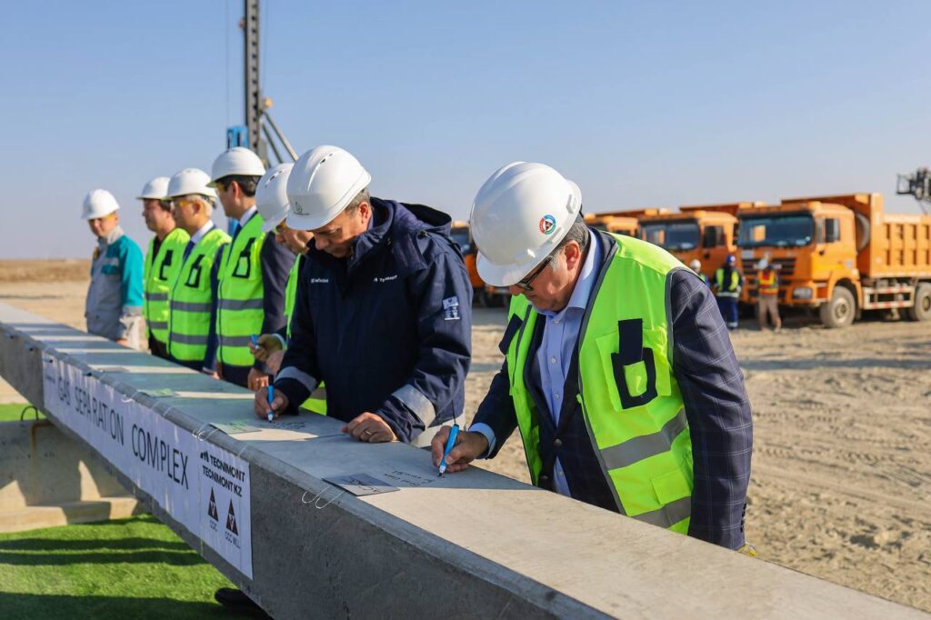 Теңіз кен орнында газ сепарациялау кешенінің құрылысы басталды ГСК Тенгиз сваи 19.11. 1 1024x682 1