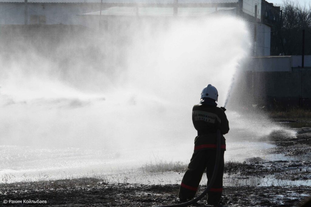 Қазақстанның оңтүстігінде қайғылы жағдай: өртенген үйден 12 адамның мәйіті табылды ДЧС пожарный 1024x683 1