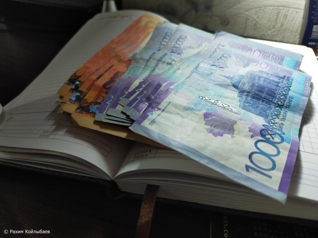 Атырауда бойжеткеннің есепшотына есірткі саудагерлерінен 400-ден аса қаражат түскені анықталды деньги блокнот 2 1024x768 2