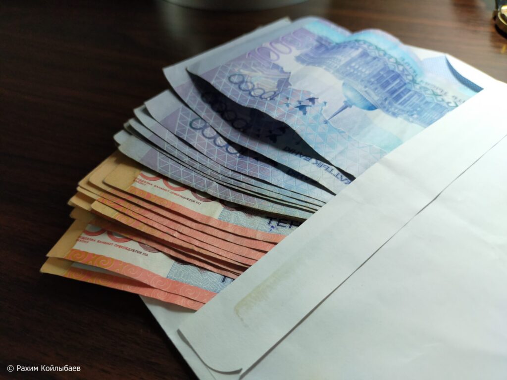 деньги конверт 10 и 5 тыс 1 scaled 1