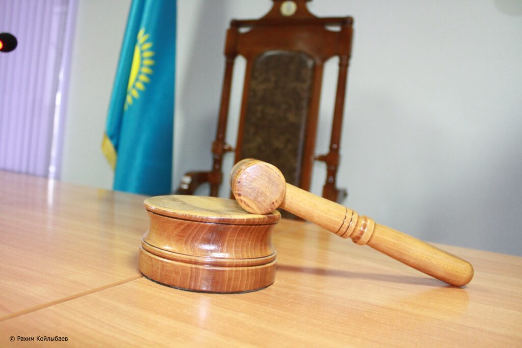 Атырауда әкімдік жер теліміне берген рұқсатын кері қайтарып, сотта жеңіліс тапты суд молоточек приговор 1024x683 7