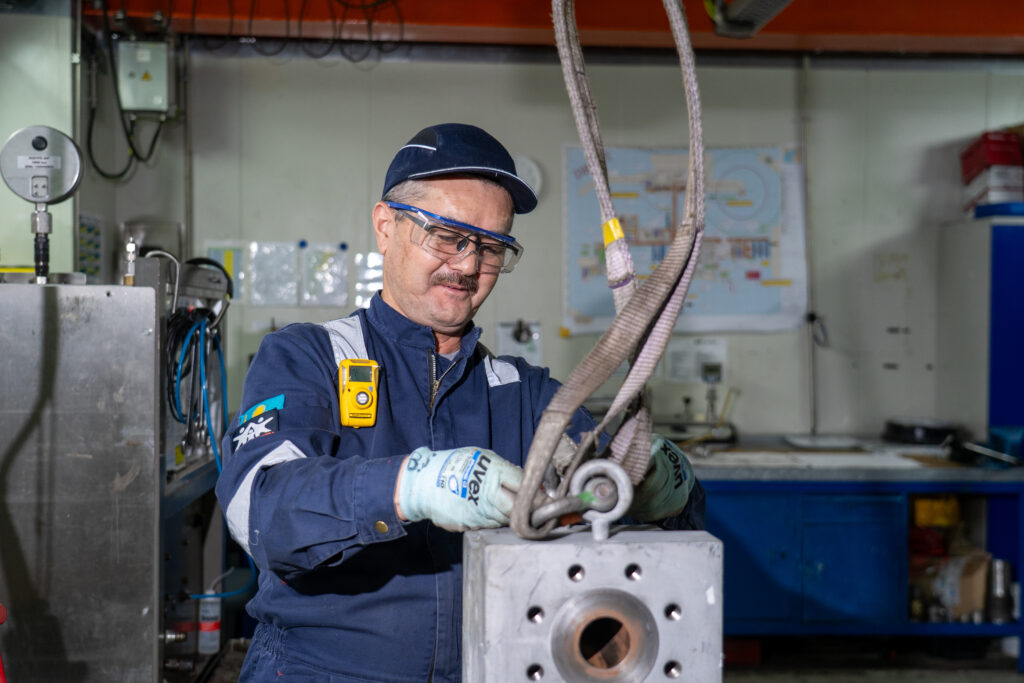 ҚАШАҒАН – ТЕҢІЗ, ҚАРА АЛТЫН ЖӘНЕ МАМАНДАР 15 DOS06741