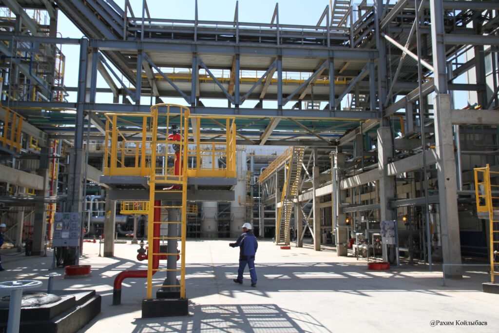 Қазақстанның Энергетика министрлігі жаңа мұнай өңдеу зауытын салу үшін инвесторларды іздеуде АНПЗ работник лето 1 1024x683 1