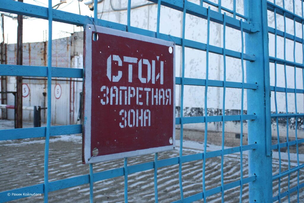 Атырауда түзету мекемесінде жазасын өтеп жатқан 200 адам жұмысқа орналасты ДУИС СТОЙ ограждение 1 1024x683 1