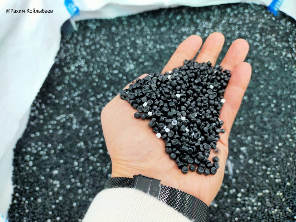 Атырауда мұнай-химия саласына арналған жаңа арнайы экономикалық аймақ құрылды гранулы черные 1 1024x768 1