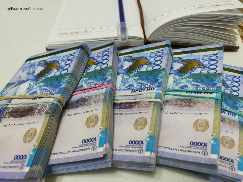 Маңғыстауда есірткі дүкенінің қызметі тоқтатылды: 1 млрд теңгеден астам қаражат тәркіленді деньги пачки 10 тыс 2 1024x768 1