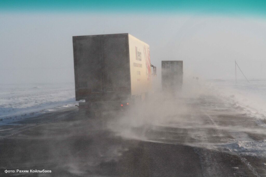 Жабылған автожолдан жолаушылар Атырау – Ақтөбе пойызымен жеткізілді дорога зима фуры пурга 1 1024x683 1