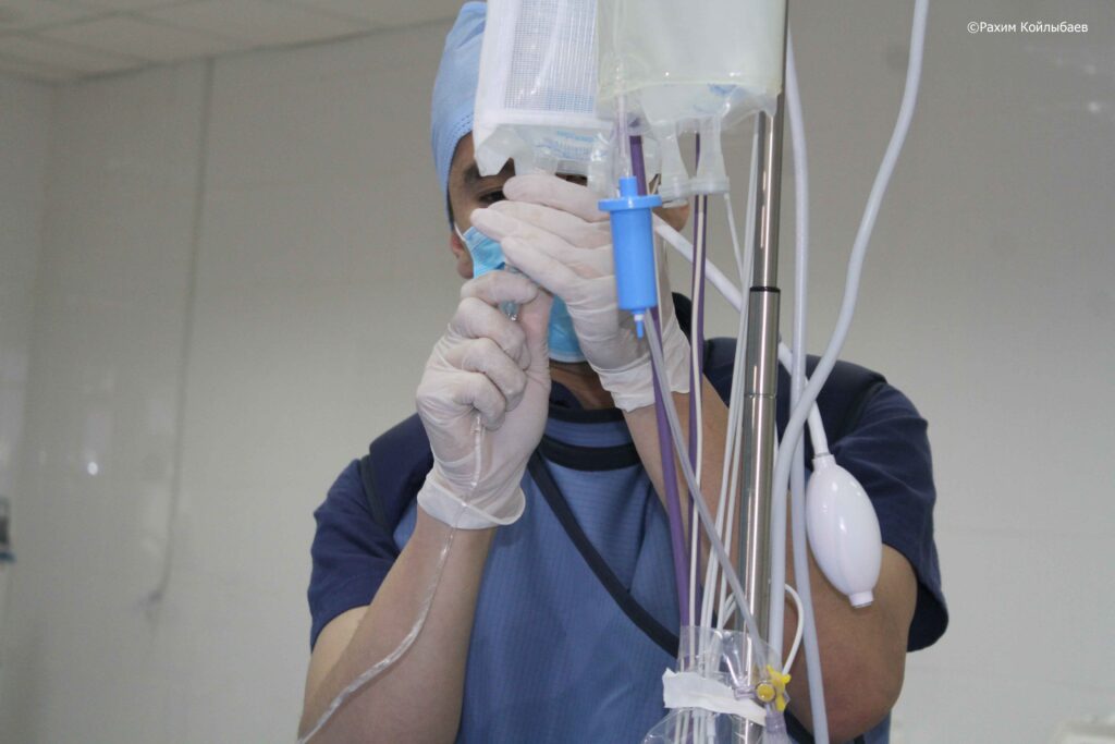 Атырау облысы дәрігерлерді қолдау бойынша өңірлер арасында көшбасшылар қатарында медицина больница капельница 1 1024x683 2