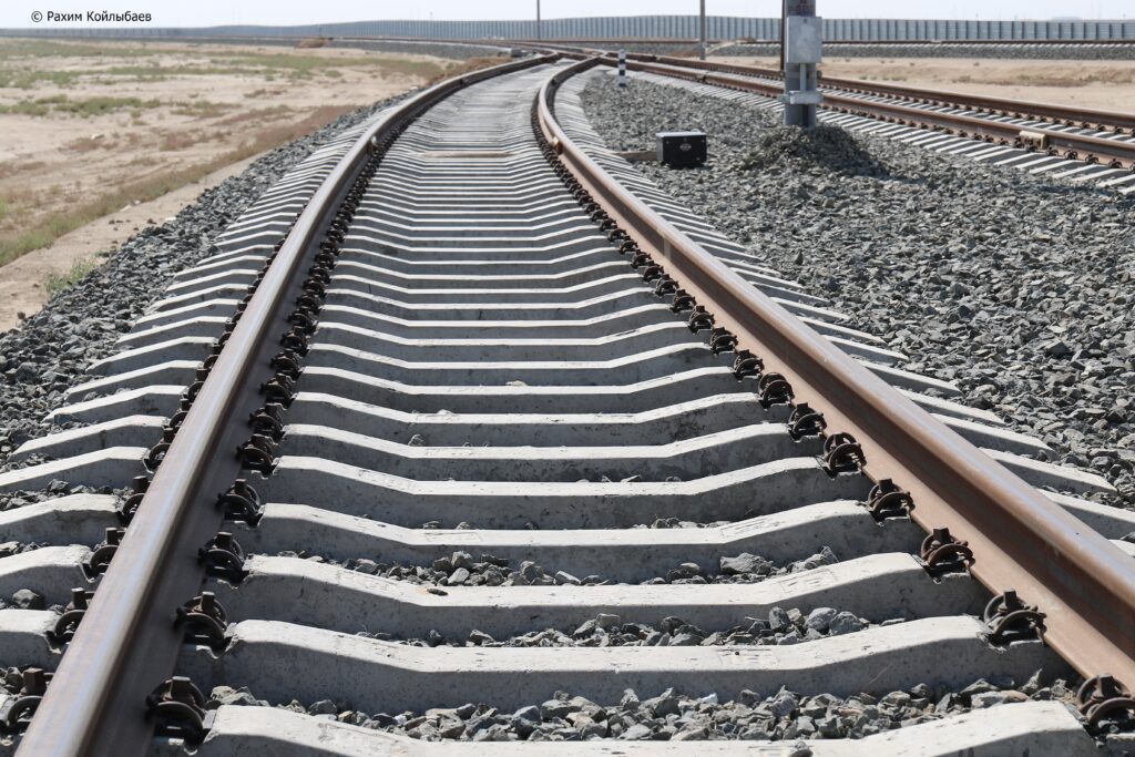 Теміржолдағы қайғылы оқиға-жүк пойызы төрт жұмысшыны басып кетті рельсы шпалы новые 1 1024x683 2