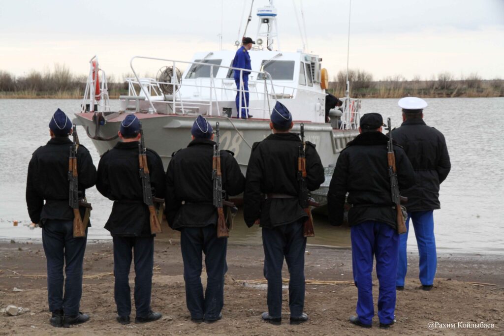 Атырауда шекарашылар шатырынан су ағатын апатты ғимаратта тұрып жатыр IMG 4273