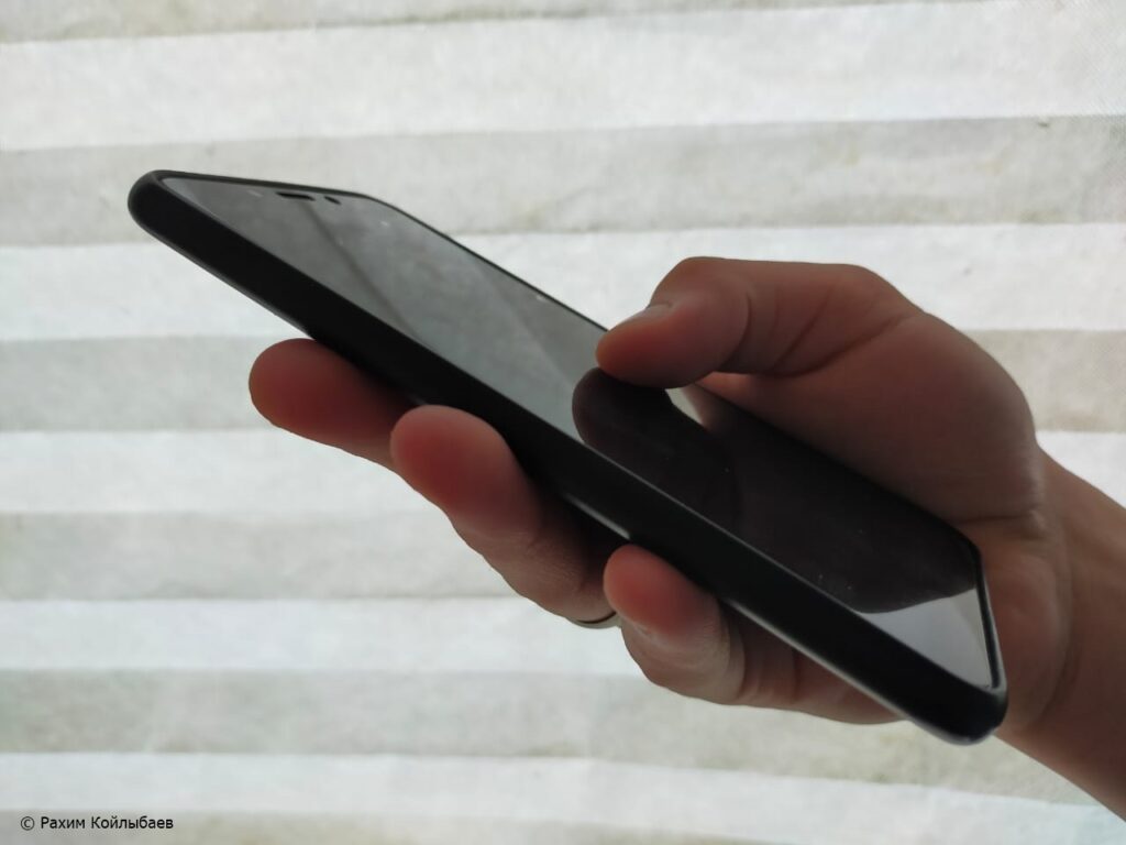 Қазақстандықтарға WhatsApp-тағы жаңа алаяқтық тәсіл жөнінде ескерту жасалды телефон в руке 2 1024x768 3