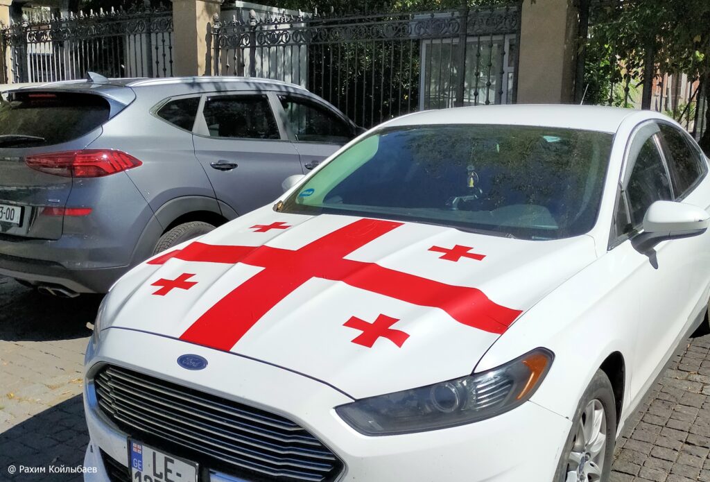 Қазақстаннан Грузияға — ұшу бағдарламасы кеңейтілді Грузия флаг машина 1 1024x695 1