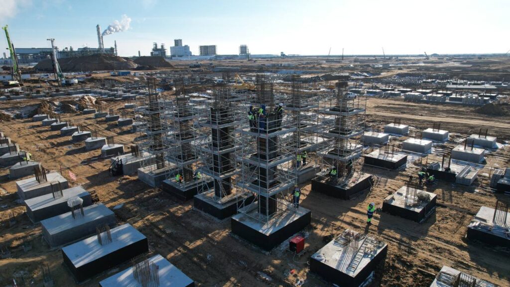 Атырауда полиэтилен өндіретін зауытқа арналған биіктігі 101 метрлік жабдық дайындалуда завод стройка 18.02. 2 1024x576 1