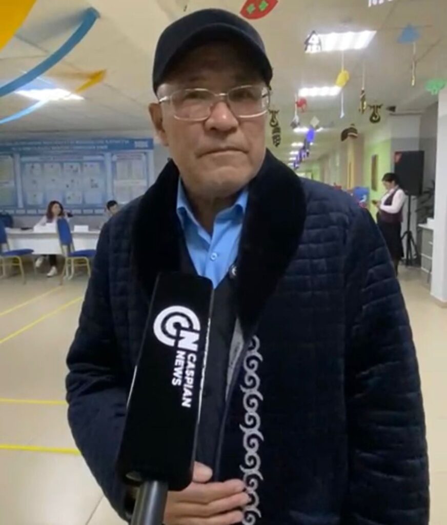 Атыраудағы №85 сайлау учаскесінде ардагер ұстаз дауыс берді WhatsApp Image 2026 03 15 at 08.13.27