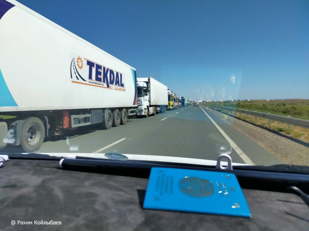 Әзербайжан, Армения және Түрікменстан Ираннан қазақстандықтарды эвакуациялауға көмектеседі граница авто затор лето 2 1024x768 2