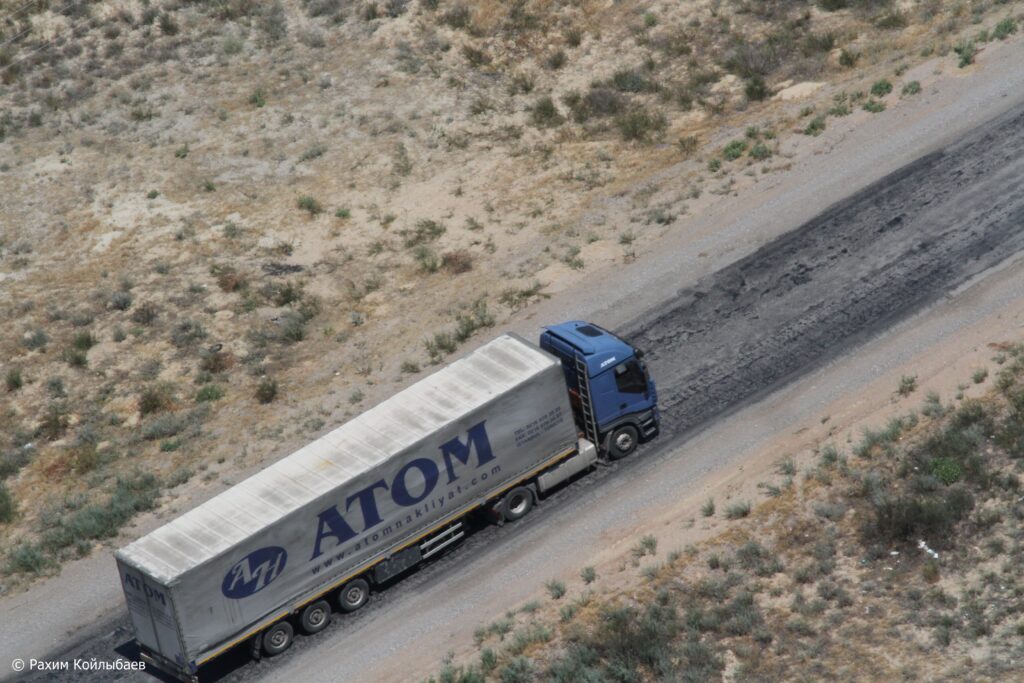 Жүргізушілер Атырау–Орал тасжолының жағдайына шағымдануда дорога трасса фура Атом 1024x683 1