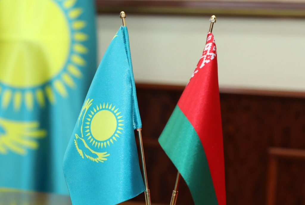 Маңғыстау облысы мен Беларусь өңірі бірлескен іс-шаралар жоспарын бекітті флаги Беларусь 1024x688 1