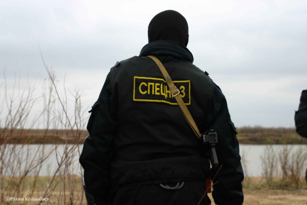 Атырау қаласының айналасында жылжымалы полиция бекеттері қойылды ДВД спецназ на берегу 1024x683 1