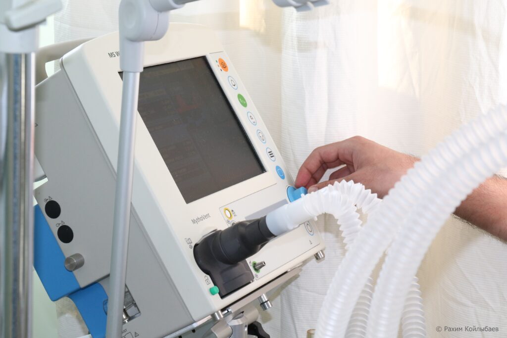 МӘМС және бизнес: Неліктен қызметкерлер медициналық қызмет ала алмайды медицина ИВЛ март 13 1024x683 2